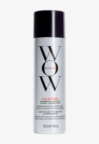 Zilveren cilindrische spuitbus met een zwarte dop. Heeft gedurfde zwarte tekst en rode accenten. Capaciteit van 250 ml, ontworpen voor haarstylings.