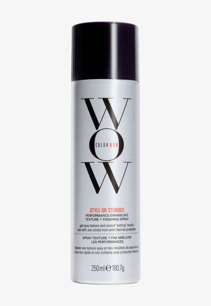 Zilveren cilindrische spuitbus met een zwarte dop. Heeft gedurfde zwarte tekst en rode accenten. Capaciteit van 250 ml, ontworpen voor haarstylings.