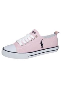 Rosa canvasneaker med vit gummitå, snören och sula. Har marinblå detaljer och en logotyp broderad på sidan. Klassisk låg profil.