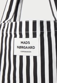 Mads Nørgaard SACKY ATOMA BAG - Velika torba - black beauty/white alyssum