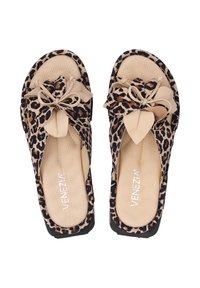 Sandalen mit Leopardenmuster, ausgestattet mit einem weichen beigen Schleifchen, gepolsterter Innensohle und einer strukturierten schwarzen Gummisohle.