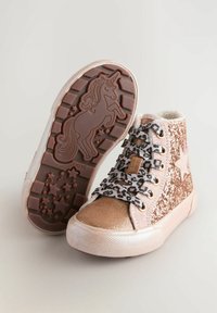 Detské vysoké topánky s ružovým trblietaním a šnúrkami so leopardím vzorom, zlatou špičkou a dizajnom jednorožca na hnedej gumenej podrážke.