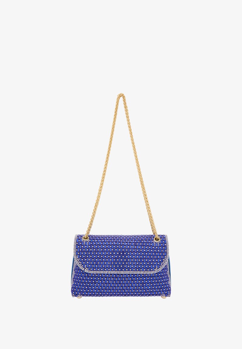 Bolso tejido azul con tapa, cadena dorada y cuentas decorativas a lo largo de los bordes. Superficie texturizada con una forma rectangular estructurada.