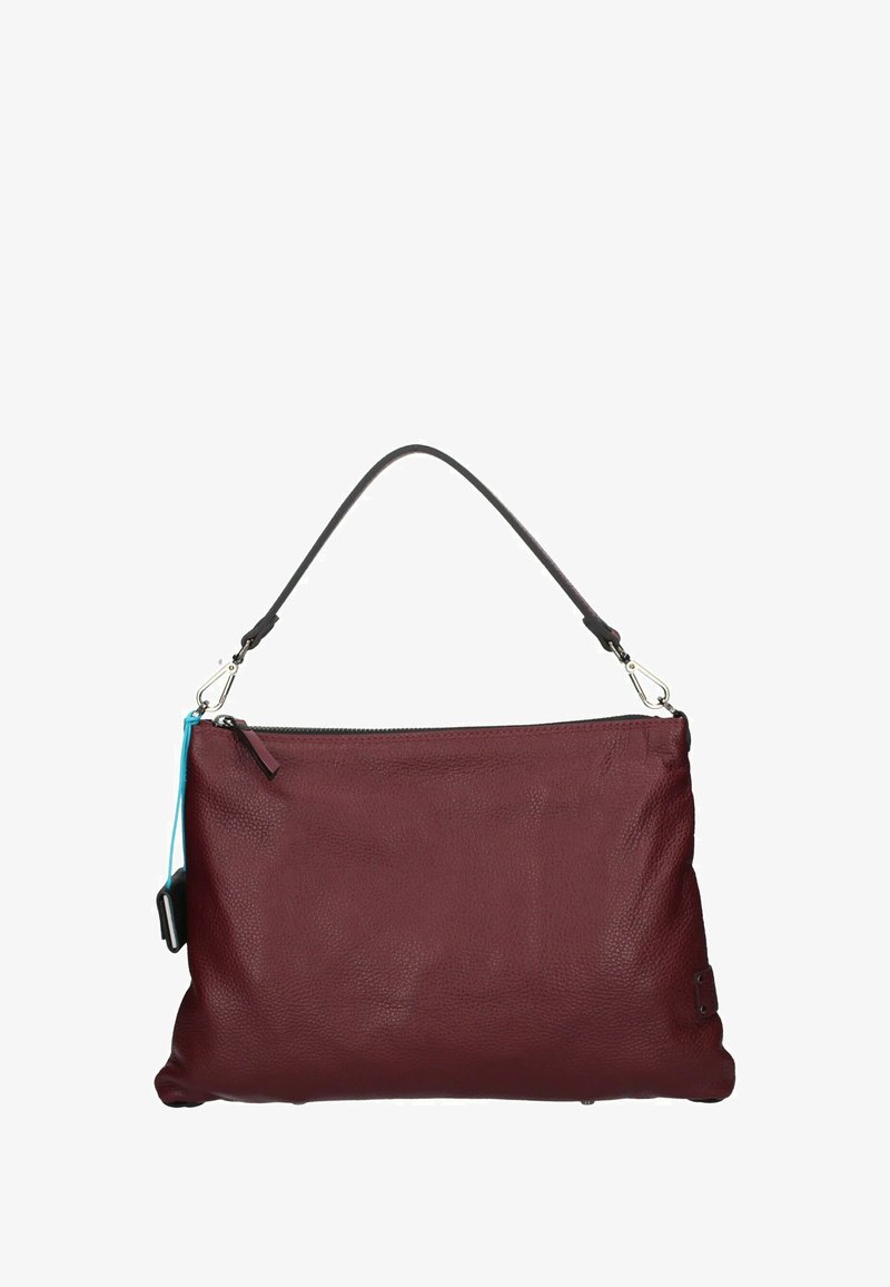 Clutch in pelle bordeaux con texture liscia, manico nero rimovibile e chiusura con zip; presenta un'etichetta a contrasto blu.