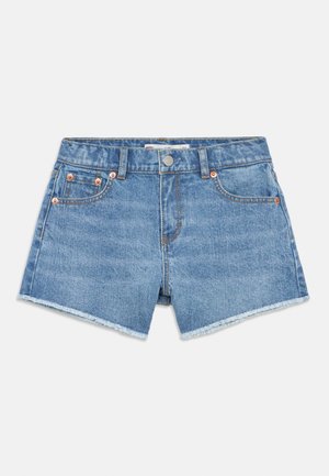 Shorts di jeans blu chiaro con orlo sfrangiato, dotati di design a cinque tasche e dettagli in metallo sulle tasche anteriori e sulla vita.