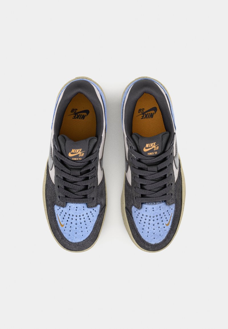 Sneakers Nike SB z szarym wierzchem, niebieską zamszową czubkiem, pomarańczowymi akcentami logo i teksturowaną gumową podeszwą. Okrągły, Casualowy design.