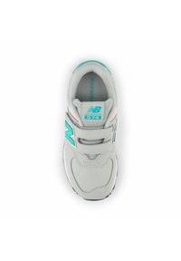 Grauer Sportschuh mit Obermaterial aus Mesh und Synthetik, ausgestattet mit einem türkisfarbenen N-Logo, zwei Klettverschlussriemen und einer gepolsterten Innensohle.