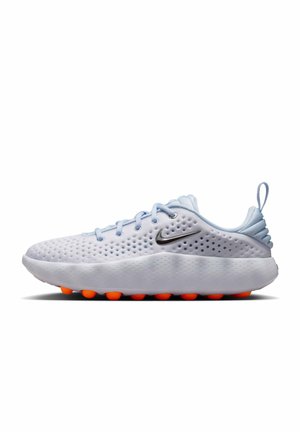 Lichtblauwe Nike sneaker met geperforeerde bovenkant, vetersluiting, zwart swoosh-logo, dikke witte tussenzool en kleine oranje ronde zoolgripjes.