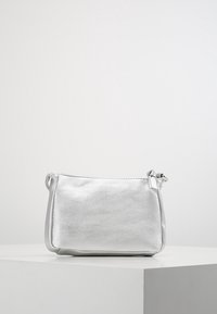 Srebrna skórzana torebka z teksturowanym wykończeniem, prostokątnym kształtem i pojedynczym paskiem. Posiada zamek błyskawiczny i minimalistyczny design.