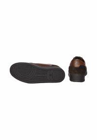 Scarpe in pelle marrone e suede con punta tonda e suola in gomma nera, caratterizzate da dettagli testurizzati e tacco basso.