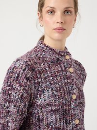 Gestrickte Strickjacke in Lila und mehrfarbiger Wolle mit hohem Kragen, auffälligen Knöpfen in Goldoptik und einem strukturierten Strickmuster.
