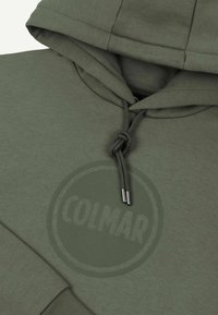 Maslinasto zelena dukserica s kapuljačom na vezanje, s teksturiranim materijalom i velikim, kružnim logotipom "COLMAR" u suptilnom printu.