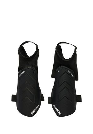 Para czarnych lewych i prawych ochraniaczy na goleń z rękawami na kostkę i zapięciami na paski, oznaczona "Hummel" i "Hard Shell."