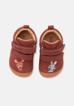 Paar braune Kleinkindschuhe mit Tierstickerei, einer mit einem Hirsch und der andere mit einem Kaninchen, mit Klettverschlüssen und weichen Sohlen.
