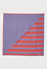 Baumwollquadratschal mit diagonalen roten und blauen Streifen. Hat eine glatte Textur und ein Logo in der unteren Ecke, das durch kontrastierende Farben hervorgehoben wird.