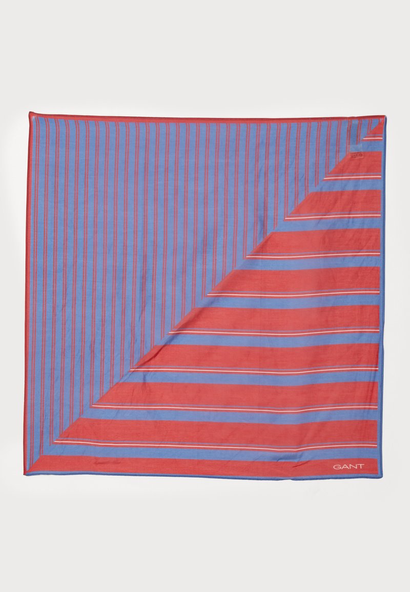 Baumwollquadratschal mit diagonalen roten und blauen Streifen. Hat eine glatte Textur und ein Logo in der unteren Ecke, das durch kontrastierende Farben hervorgehoben wird.