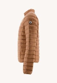 Giacca marrone gonfia con trapuntatura orizzontale, colletto alto e un logo circolare sulla manica sinistra. Materiale leggero con texture liscia.