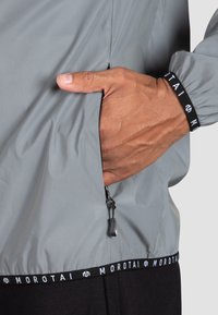 MOROTAI Vindjacka - silver