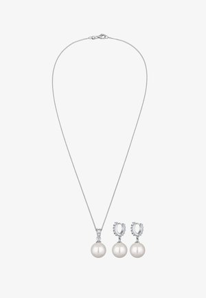 Silberne Halskette mit einem Anhänger, der eine große weiße Perle zeigt. Passende Ohrringe mit kleineren Perlen und klaren Akzenten. Elegantes Ketten-Design.