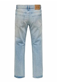 Jean en denim bleu clair avec une coupe droite, texture délavée, deux poches arrière et une étiquette marron au niveau de la taille.