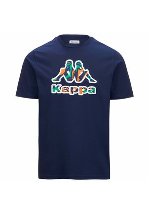 T-shirt di cotone blu navy con un grande logo Kappa multicolore. Il design include due figure sedute e colori audaci e contrastanti.