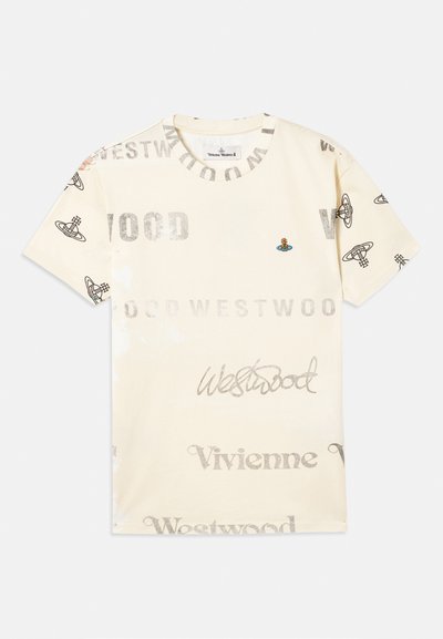 Tricou scurt cu mânecă, de culoare crem, cu text repetat "Vivienne Westwood" în nuanțe de gri și un mic logo multicolor în formă de orb pe pieptul stâng și pe mâneci.