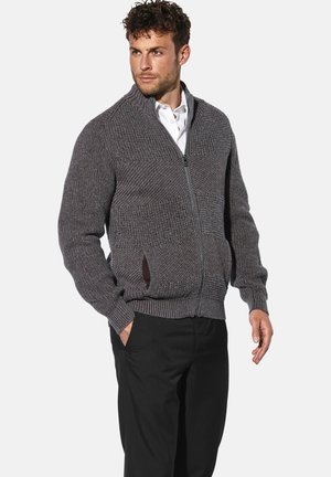 Grau gestrickte Zip-Cardigan mit einem strukturierten Muster und gerippten Bündchen. Verfügt über zwei Seitentaschen und ein Schalkragen-Design.