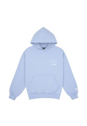 Hellblauer Kapuzenpullover mit Kängurutasche vorne und kleinem weißen Textlogo auf der linken Brust und am linken Ärmelbündchen.