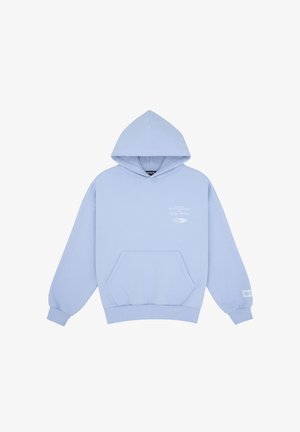 Jasnoniebieska bluza z kapturem z przednią kieszenią kangurką oraz małym białym logo z tekstem na lewej piersi i mankiecie lewego rękawa.