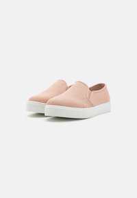 Lyserosa slip-on sko med teksturert stoffoverdel, elastiske sideakenter og hvit gummisåle med et teksturert grep.