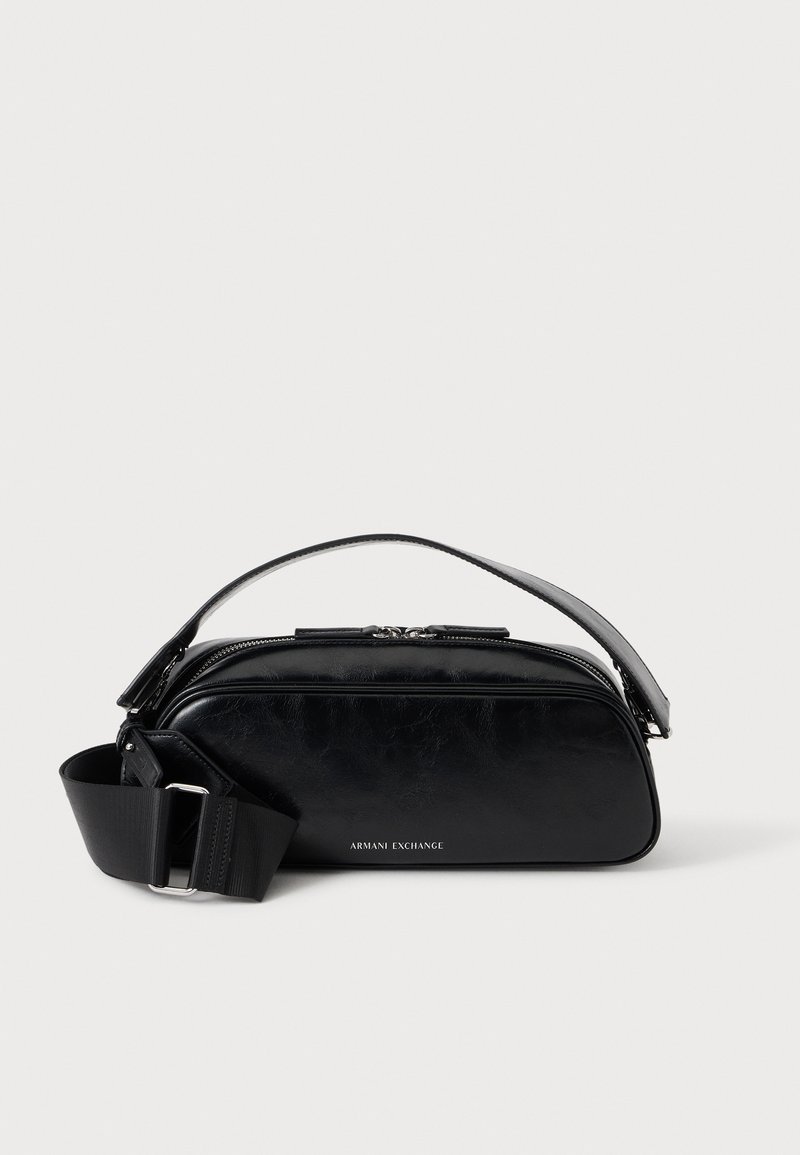 Sac bandoulière en cuir noir avec sangle réglable et double fermeture éclair, logo "Armani Exchange" sur le devant.