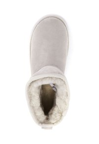 Graue Wildleder-Stiefelette mit einem weichen, flauschigen Futter und einem leichten Absatz. Der obere Teil ist umgeschlagen, wodurch die innere Textur zur Geltung kommt.