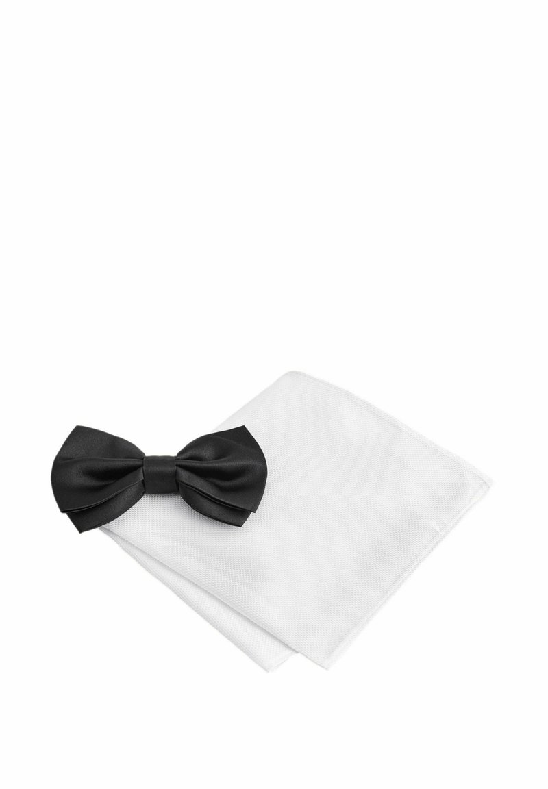 Sort satin butterflyknude placeret på et hvidt tekstureret lommetørklæde, der fremhæver skarpe folder og rene kanter.