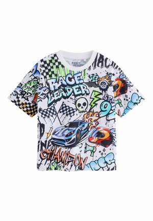 Hvid børne-T-shirt med farverige graffiti med racertema, herunder racerbiler, hjelme, ternede flag, kranium og ordene "Race Leader" og "Champion".