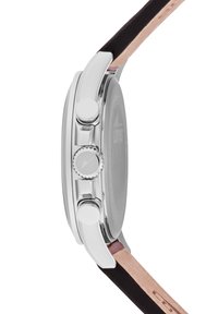 Reloj de acero inoxidable plateado con correa de piel negra. La caja circular cuenta con tres pulsadores y una corona texturizada. Parte inferior de cuero suave.