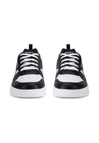 Fekete, fehér és piros Reebok sportcipők párja, fehér fűzőkkel, vastag fehér talppal, logózott nyelvvel és oldalsó panelekkel, elölnézeti nézet.