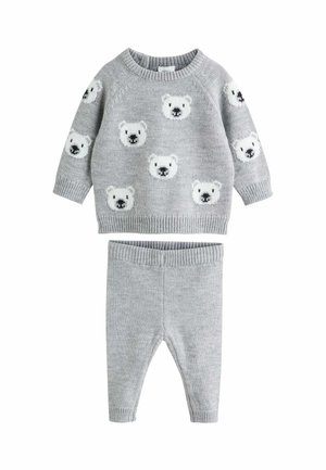 Grå strikket sweater og matchende leggings med isbjørnmønstre, ribbede manchetter og talje. Blød tekstur for komfort.