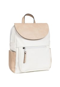 Zaino in ecopelle bianca con pattina beige, tasca frontale con zip e tasche laterali. Presenta una maniglia superiore e una texture liscia.