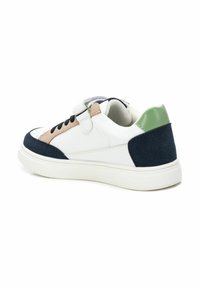 Sneaker bianco con accenti in suede blu navy e rosa chiaro, tassello verde sul tallone, lacci neri e una fascia a strappo per la chiusura.