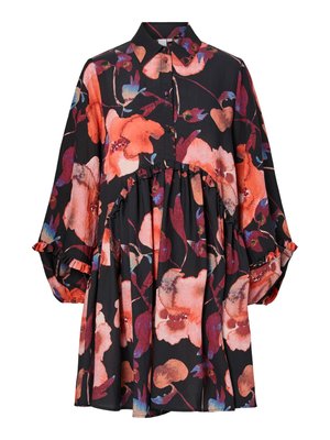 Rochie neagră cu flori, având flori mari roșii și roz, cu accente albastre, guler cu nasturi și mâneci voluminase, cu volane.