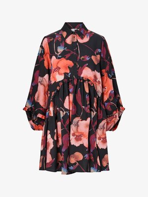 Černé květinové šaty se silnými červenými a růžovými květinami s modrými akcenty, s límečkem na knoflíky a objemnými, volánkovými rukávy.
