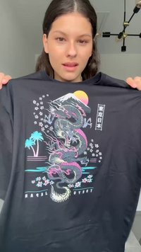 Sort t-shirt med et farverigt design af en drage, kirsebærblomster, Mount Fuji og teksten "Tokyo Japan" i et levende, detaljeret print.