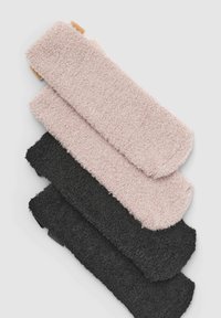 Calze pelose nei toni blush, nero e grigio scuro; texture morbida con punte arrotondate. Ogni paio presenta un colore uniforme, senza motivi o disegni.