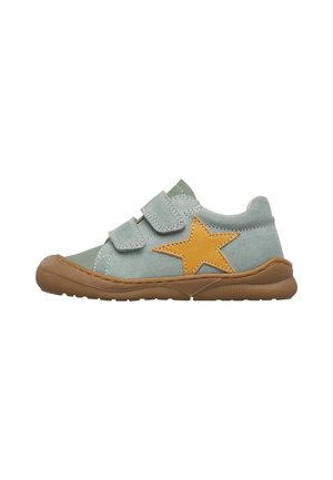 Scarpa da ginnastica per bambini di colore verde chiaro con suola marrone, due cinturini in velcro e una grande stella gialla sul lato.