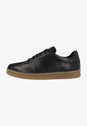 Schwarze Leder-Sneaker mit gerundetem Zehenbereich, strukturiertem Obermaterial und einer Sohle aus Gummi. Verfügt über flache schwarze Schnürsenkel und ein niedriges Fußknöchel-Design.