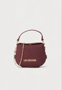 Vinröd handväska med en slät yta, guldfärgade metalldetaljer och kedjestropp; har ett överhandtag och en frontlogotyp med texten "LOVE MOSCHINO."