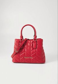 Piros steppelt bőr táska halszálka mintával, dupla fogantyúval, levehető vállpánttal és a homlokoldalon dombornyomott logóval.