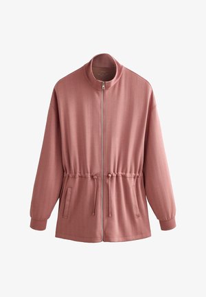 Pitkähihainen pölyisen vaaleanpunainen takki, jossa on etuvetoketju, säädettävä vyötärön kiristysnyöri, sivutaskut ja korkea kaulus.