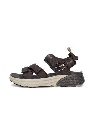 Sandalo da esterno marrone con cinturini regolabili, logo Jeep marchiato, suola beige imbottita e presa testurizzata sul tallone, progettato per escursionismo o uso casual.