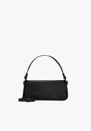 Sac en cuir noir avec une forme rectangulaire slim, doté d'une seule poignée supérieure et d'une sangle d'épaule réglable. Design minimaliste.